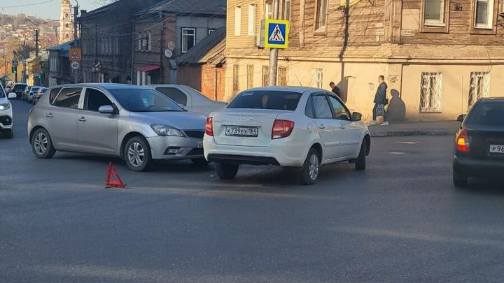ДТП в центре Саратова создало пробку на улице Кутякова