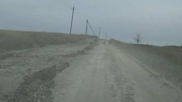 Жители Саратова жалуются на разбитую дорогу в селе Пудовкино