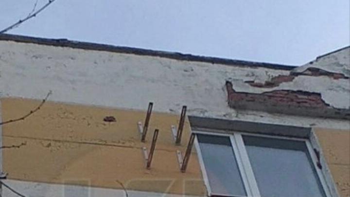 Штукатурка со стены многоэтажки в Саратове чуть не убила мужчину 