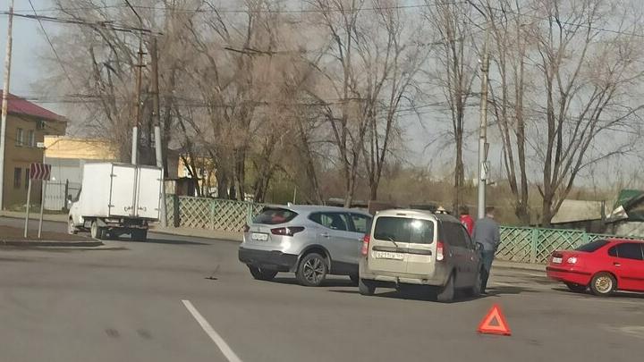 ДТП с "Ларгусом" и Nissan на Московском шоссе в Саратове обошлось без пострадавших