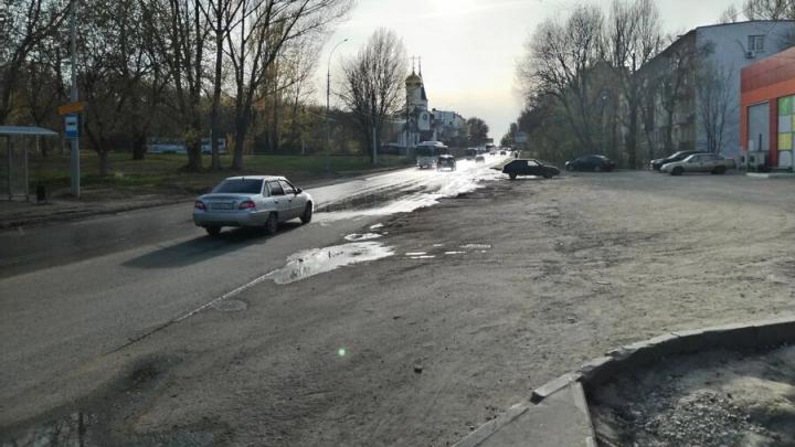 Вода из котельной больше недели заливает улицу Антонова в Саратове