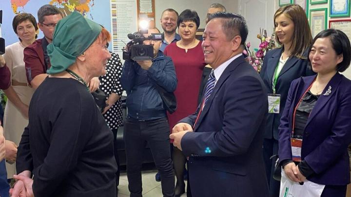 В Саратове посол КНР Чжан Ханьхуэй встретился со своим преподавателем русского языка Людмилой Лавровой