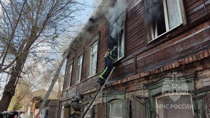 В Саратове пожарные вывели женщину из горящего деревянного дома 