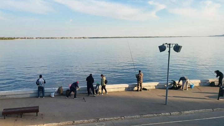 Саратовские рыбаки открыли сезон на набережной