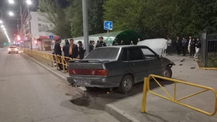 Ночью у Дворца пионеров в Саратове разбилась "15-я": водитель погиб
