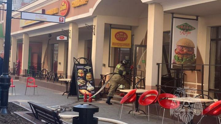 Пожарные тушили возгорание в кафе на Бульваре Роз в Энгельсе