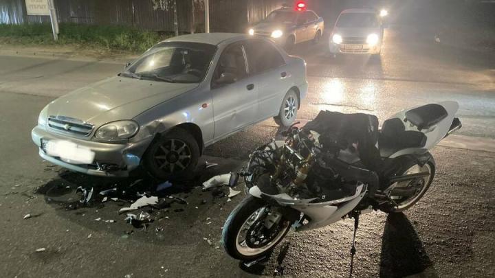 На 6-м квартале в Саратове столкнулись мотоцикл и иномарка: байкер в больнице