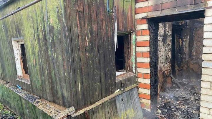 Пожарные тушили сарай и летнюю кухню в Красном Куте
