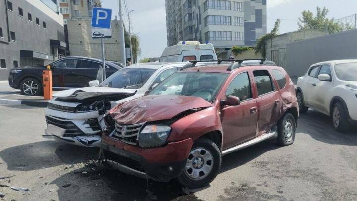 В тройном ДТП на Славянской площади в Саратове пострадала автоледи