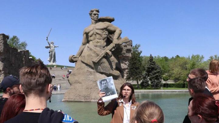 В Волгограде воскресенские школьники почтили память защитников города-героя