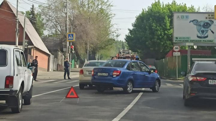 Две "Лады" столкнулись на светофоре на Мясницкой в Саратове