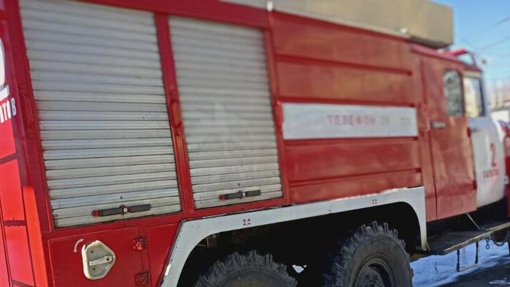 Пожарные тушили сараи в Ленинском районе Саратова