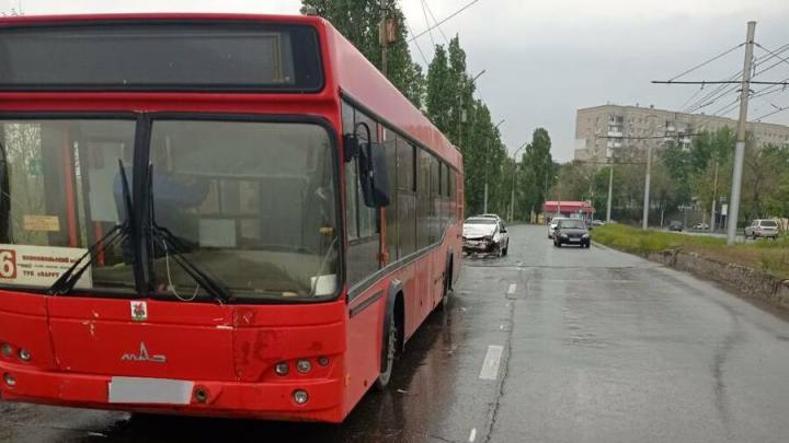 Автобус и легковушка столкнулись в Заводском районе Саратова
