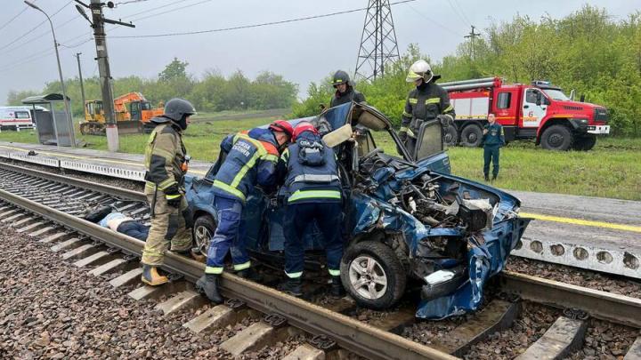 Трое погибли в столкновении "семерки" с пассажирским поездом в Гагаринском районе