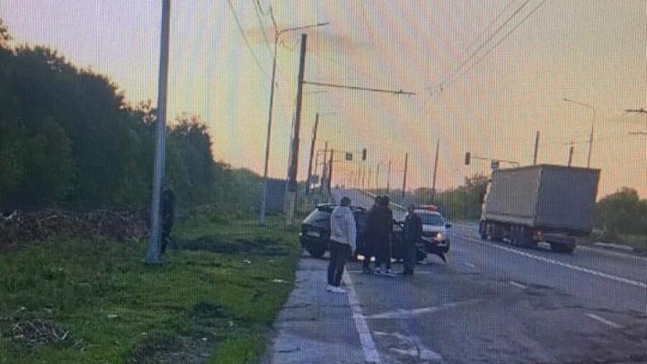 "Калина" вылетела с дороги и врезалась в столб в Балаковском районе
