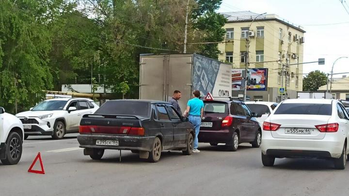 Тройная авария в Заводском районе создала пробку в сторону центра Саратова