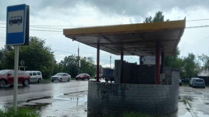 В Энгельсе протекла автобусная остановка