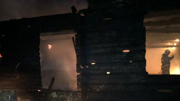 Ночью в Аркадакском районе горел деревянный дом