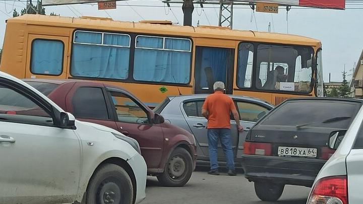 В Саратове столкнулись иномарка и автобус