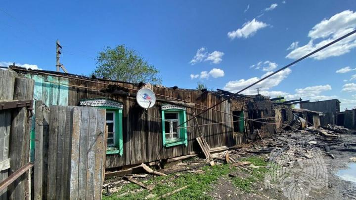 В саратовском селе сгорел деревянный дом