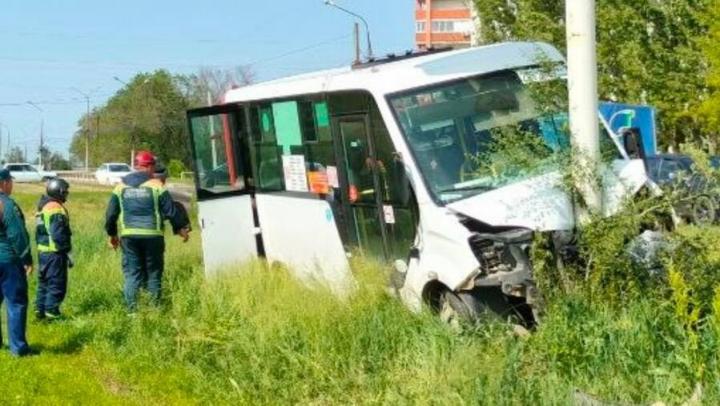 Маршрутка врезалась в рекламный щит в Энгельсе: пострадали семь человек