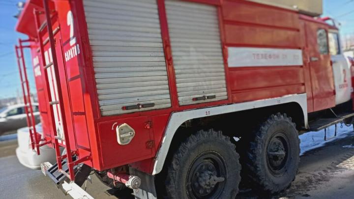 В Саратове пожарные эвакуировали 10 жильцов из многоэтажки на Шелковичной