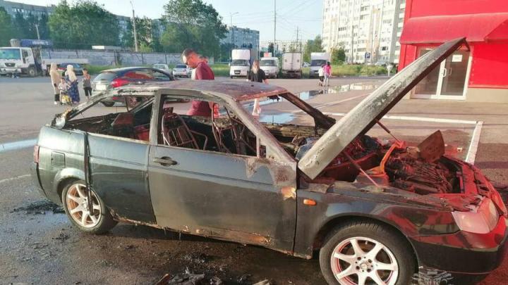 Пожарные тушили горящий автомобиль в Балакове