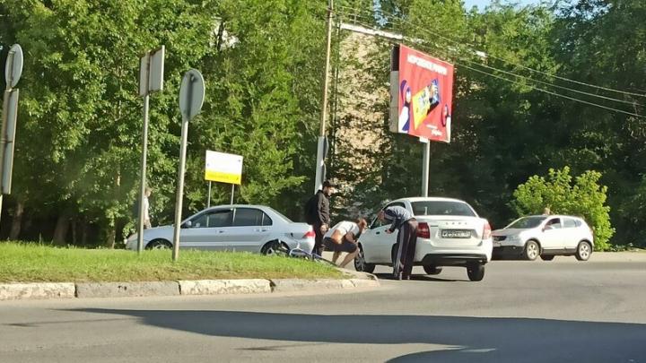 Велосипедист столкнулся с "Грантой" на Технической в Саратове