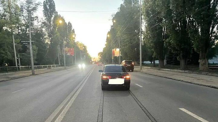 На проспекте 50 лет Октября в Саратове пешеход попал под колеса двух машин