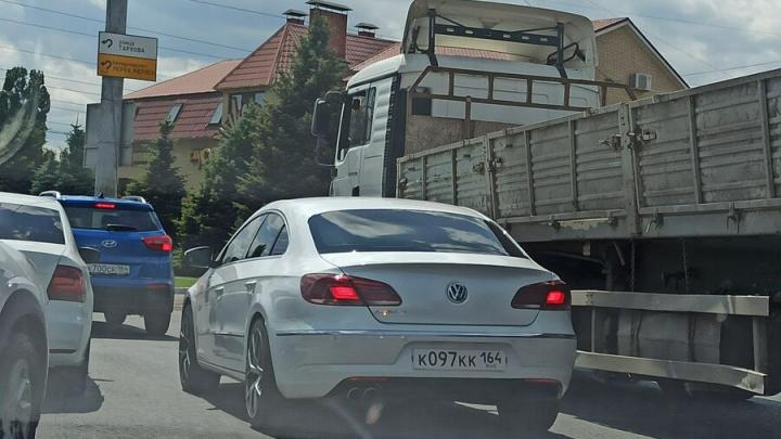На въезде в Саратов "КамАЗ" и Mazda создали многокилометровую пробку