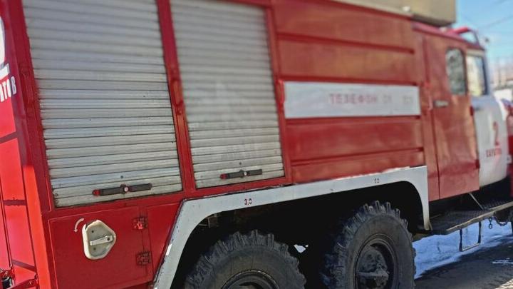 Пожарные тушат дом в саратовской Поливановке