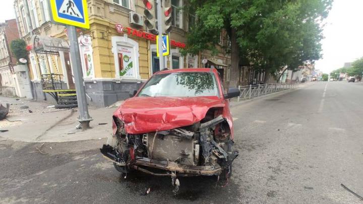 Две иномарки столкнулись на Кутякова в Саратове: оба водителя в больнице