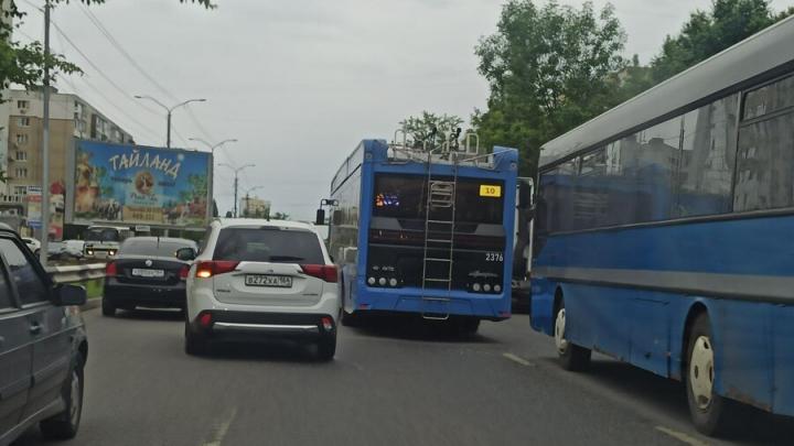 Автобус влетел в троллейбус на остановке в Солнечном в Саратове