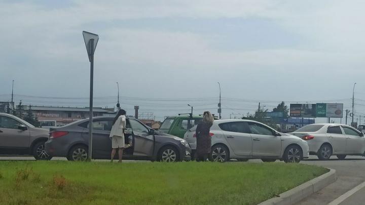 Две автоледи не поделили дорогу в Волжском районе Саратова