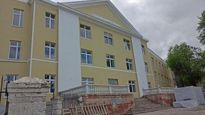В Саратове на внешнее освещение здания бывшего монтажного техникума выделили 3 миллиона рублей