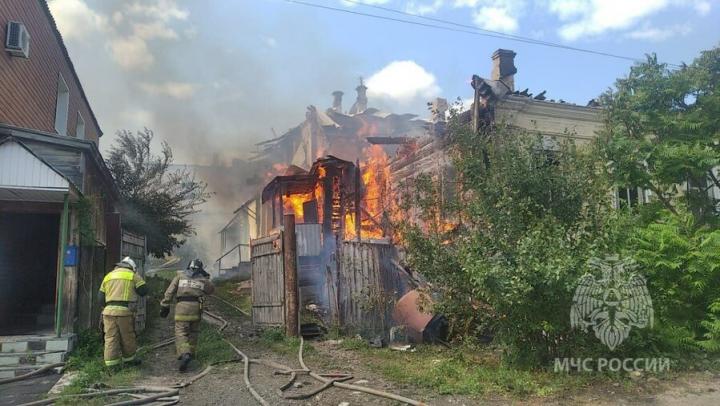 В Вольске пожарные спасли людей и животных из горящего дома