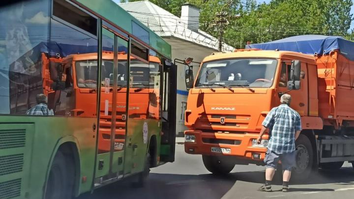 В Саратове автобус и зерновоз заблокировали движение транспорта в Юбилейный