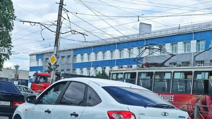 Грузовик и "Лада" заблокировали движение трамваев № 3 в Саратове