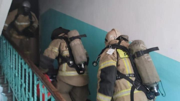 Ночью в Балакове пожарные спасли пьяного мужчину из горящей квартиры