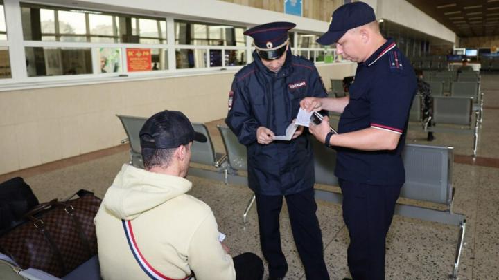 Транспортная полиция обнаружила 19 незаконных мигрантов в саратовском аэропорту и поездах