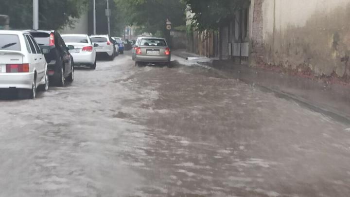 Ливень в Саратове: автомобилисты боятся утонуть на дорогах | ВИДЕО