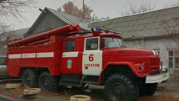 Четыре пожарных расчета тушили дом в саратовском поселке