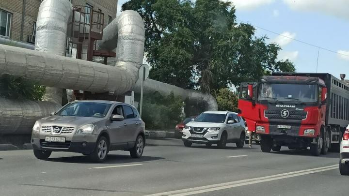 В Саратове на Шехурдина столкнулись грузовик и иномарка