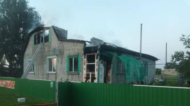 В саратовском селе из-за скачка напряжения загорелся дом