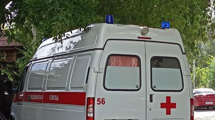 Мотоцикл столкнулся с иномаркой в районе саратовского театра "Версия": есть пострадавшие