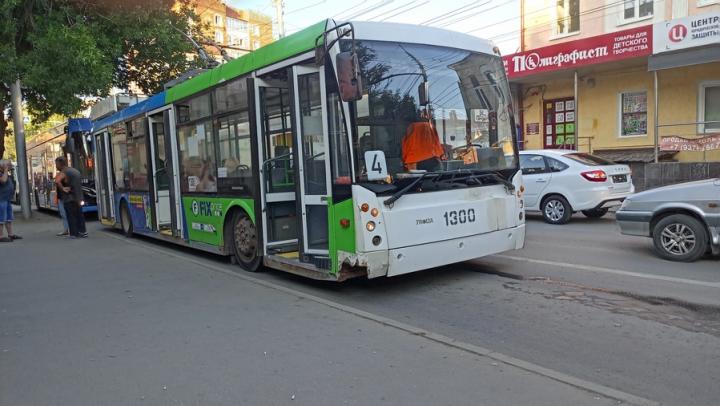 Транспортный коллапс в Саратове: вставшие троллейбусы заблокировали проезд по Чернышевского 