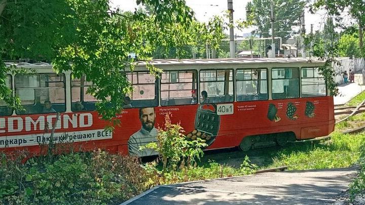 Трамвай №7 сломался у клуба "Строитель" в Саратове