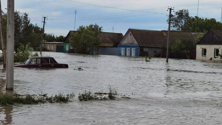 В Озинском районе затопило село
