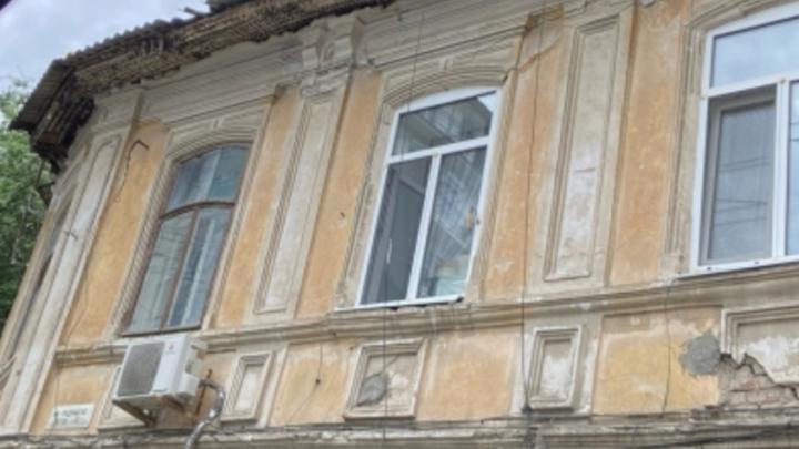 Разрушающийся дом в центре Саратова получил с опозданием статус аварийного