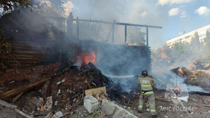 У Славянской площади в Саратове горит расселенный дом
